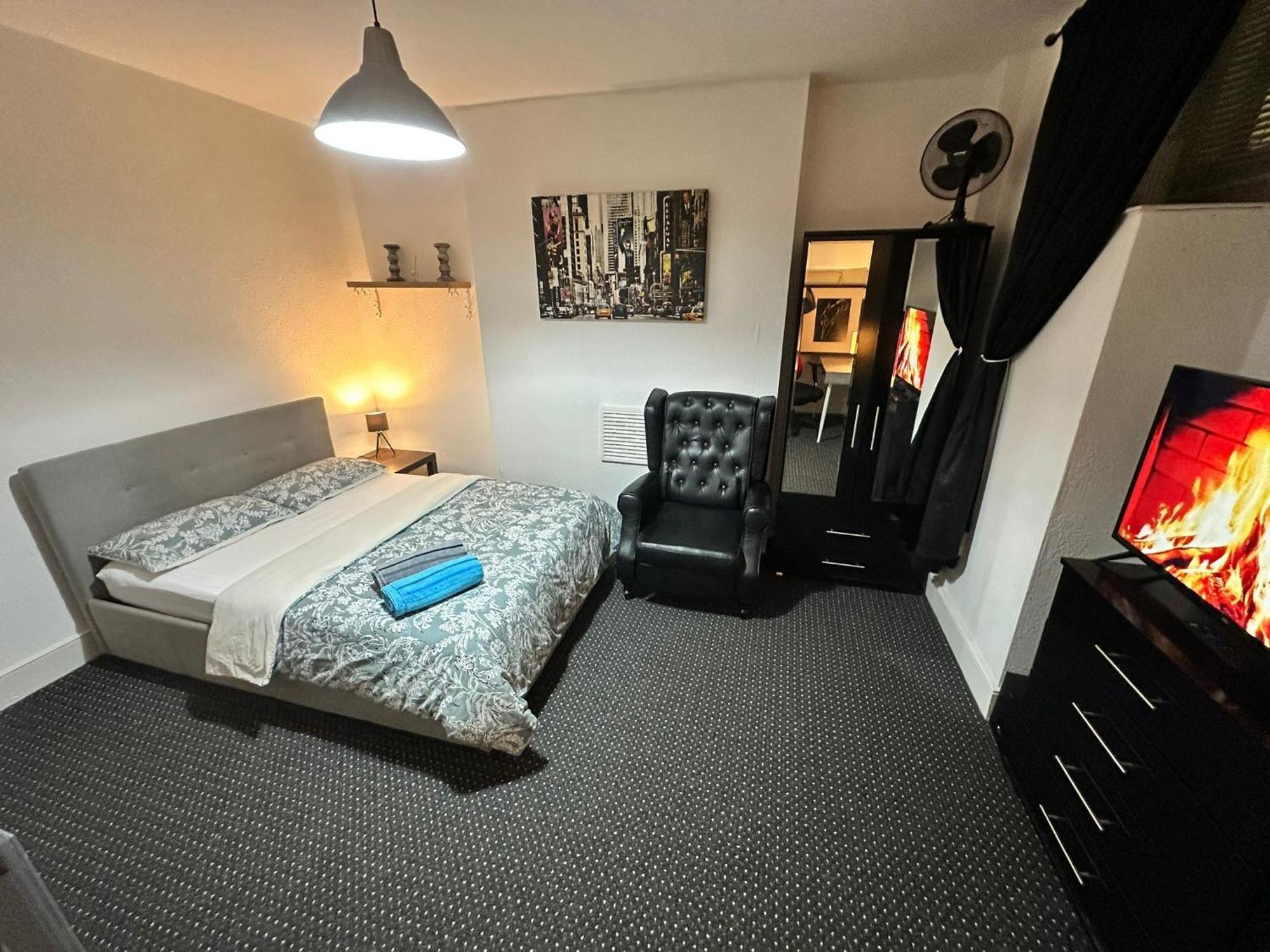 Whitechapel Station Rooms R1 London Exterior photo